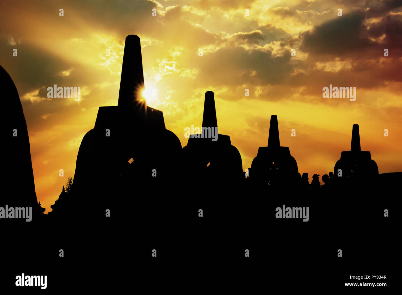 Silhouette Borobudur-Tempel bei Sonnenaufgangszeit mit Licht platzen, Yogyakarta, Java, Indonesien. Stockfoto