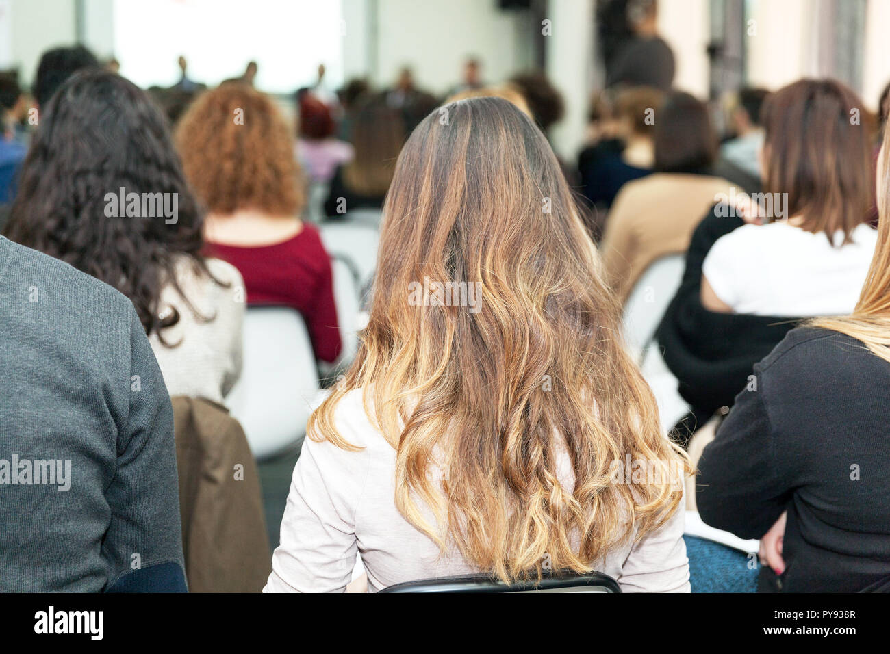 Die Teilnehmer, hauptsächlich Frauen, sitzen im Publikum an einem professionellen Konferenz oder Seminar Stockfoto