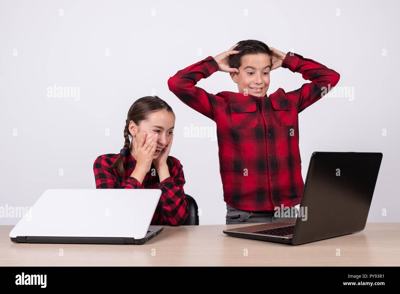 Überrascht Kinder in der Klasse auf einem Computer Stockfoto
