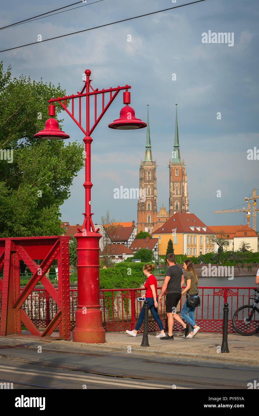 Wroclaw Brücke, polnischen Jugendlichen zu Fuß über die Rote Brücke (Most Piaskowy) im Zentrum von Breslau mit Blick auf die Dominsel in der Ferne. Stockfoto