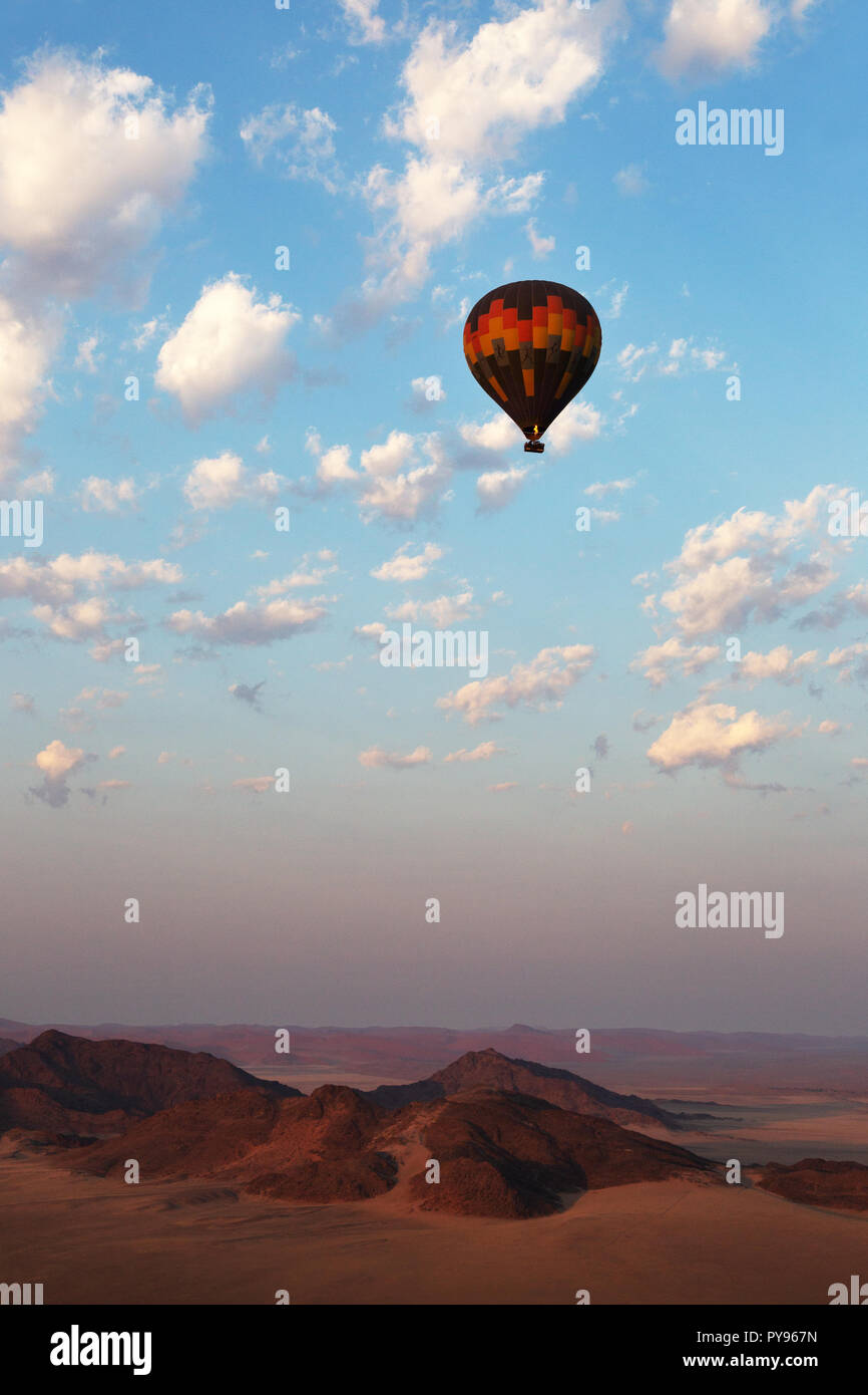 Namibia Reisen - Heißluftballon bei Sonnenaufgang über der Wüste Namib - Beispiel für Abenteuer Reisen, Namibia, Afrika Stockfoto