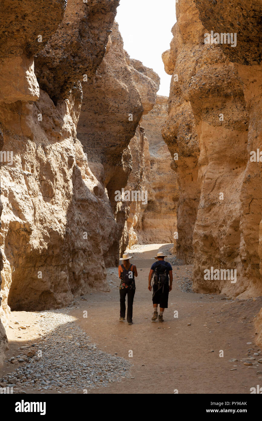 Namibia Tourism - Touristen zu Fuß in den Sesriem Canyon, Wüste Namib, Namib-Naukluft-Nationalpark in der Nähe von Sossusvlei, Namibia Afrika Stockfoto