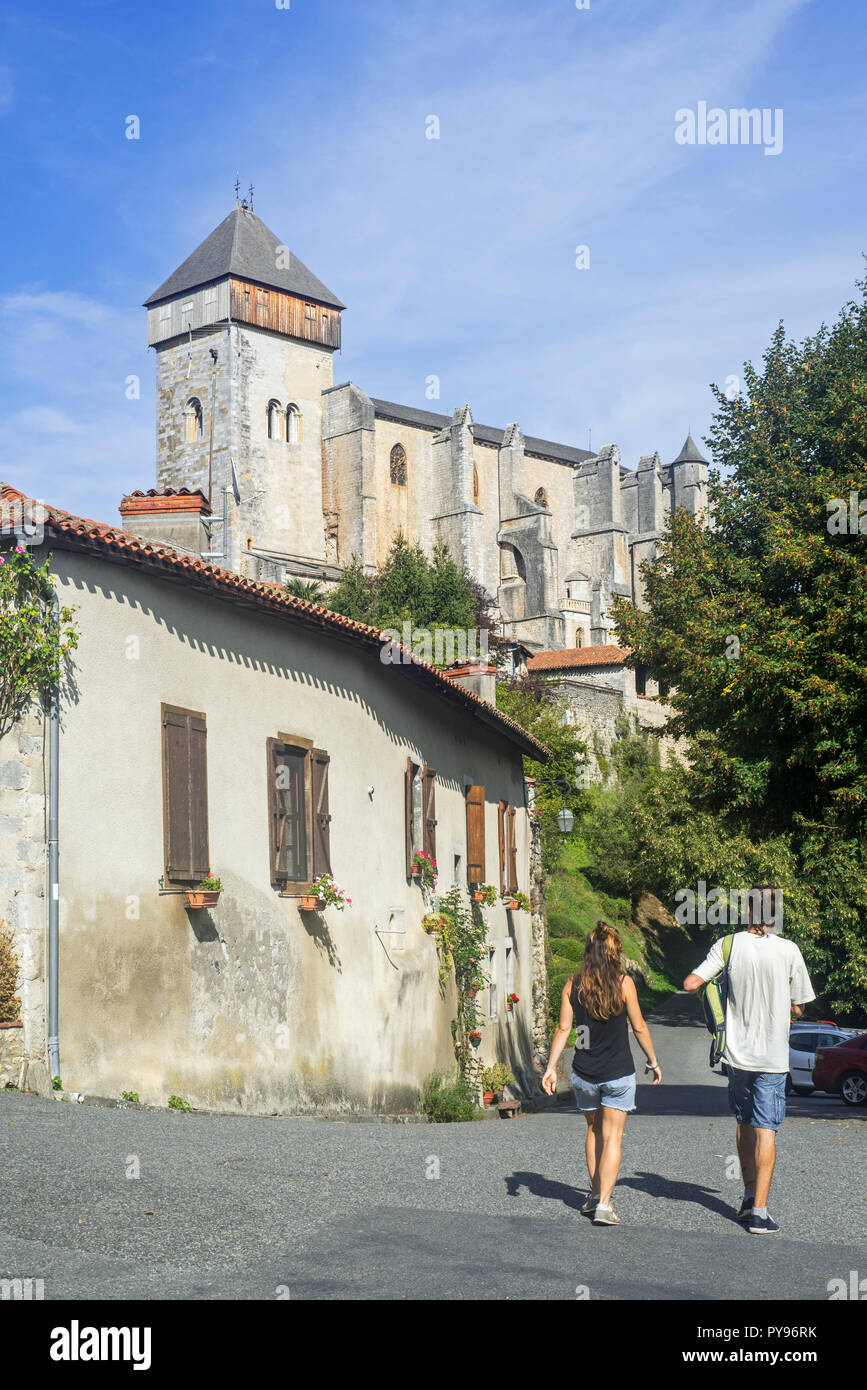 Touristen, die das Dorf Saint-Bertrand-de-Comminges, Haute-Garonne, Pyrenäen, Frankreich Stockfoto