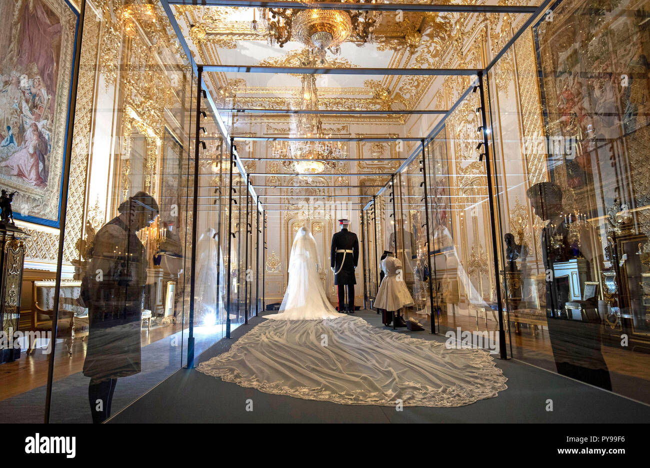 Mitarbeiter von Schloss Windsor stand neben der Hochzeit Ausstattungen des Herzogs und der Herzogin von Sussex, die in der Grand Salon im Schloss Windsor, Berkshire gegangen, als Teil der Ausstellung, eine königliche Hochzeit: der Herzog und die Herzogin von Sussex, die von 26. Oktober bis 6. Januar 2019 ausführen. Stockfoto