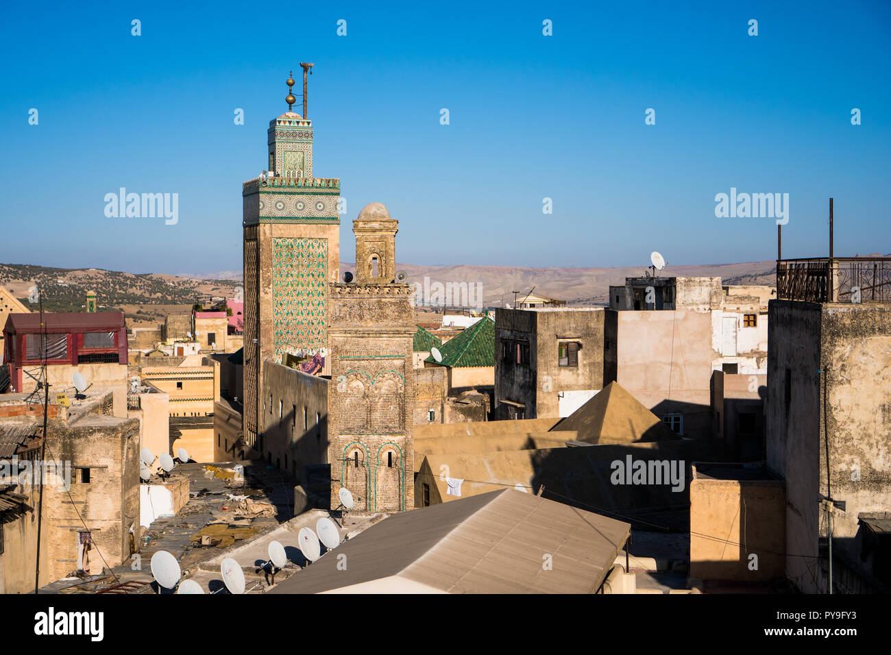 Fez, Marokko - November 17, 2017: Auf dem Dach der alten Medina von Fez und Bou Inania madrasa in Marokko Stockfoto
