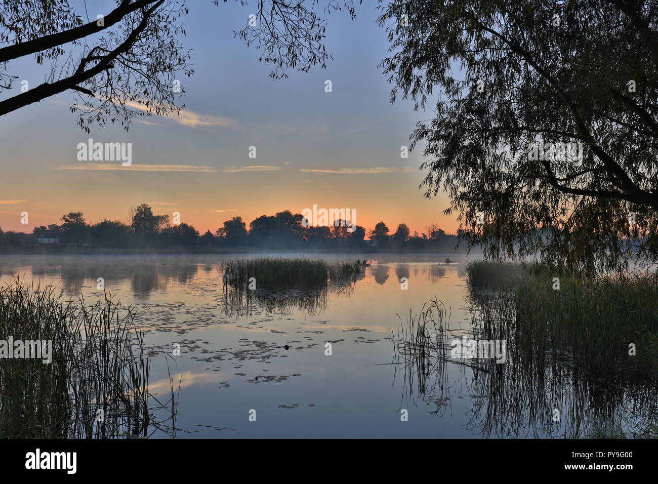 Am frühen Morgen, Sonnenaufgang über dem See. Ländliche Landschaft. HDR; Stockfoto