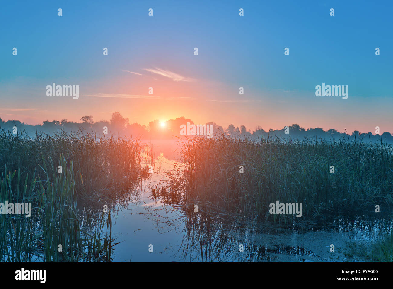 Am frühen Morgen, Sonnenaufgang über dem See. Ländliche Landschaft. HDR; Stockfoto