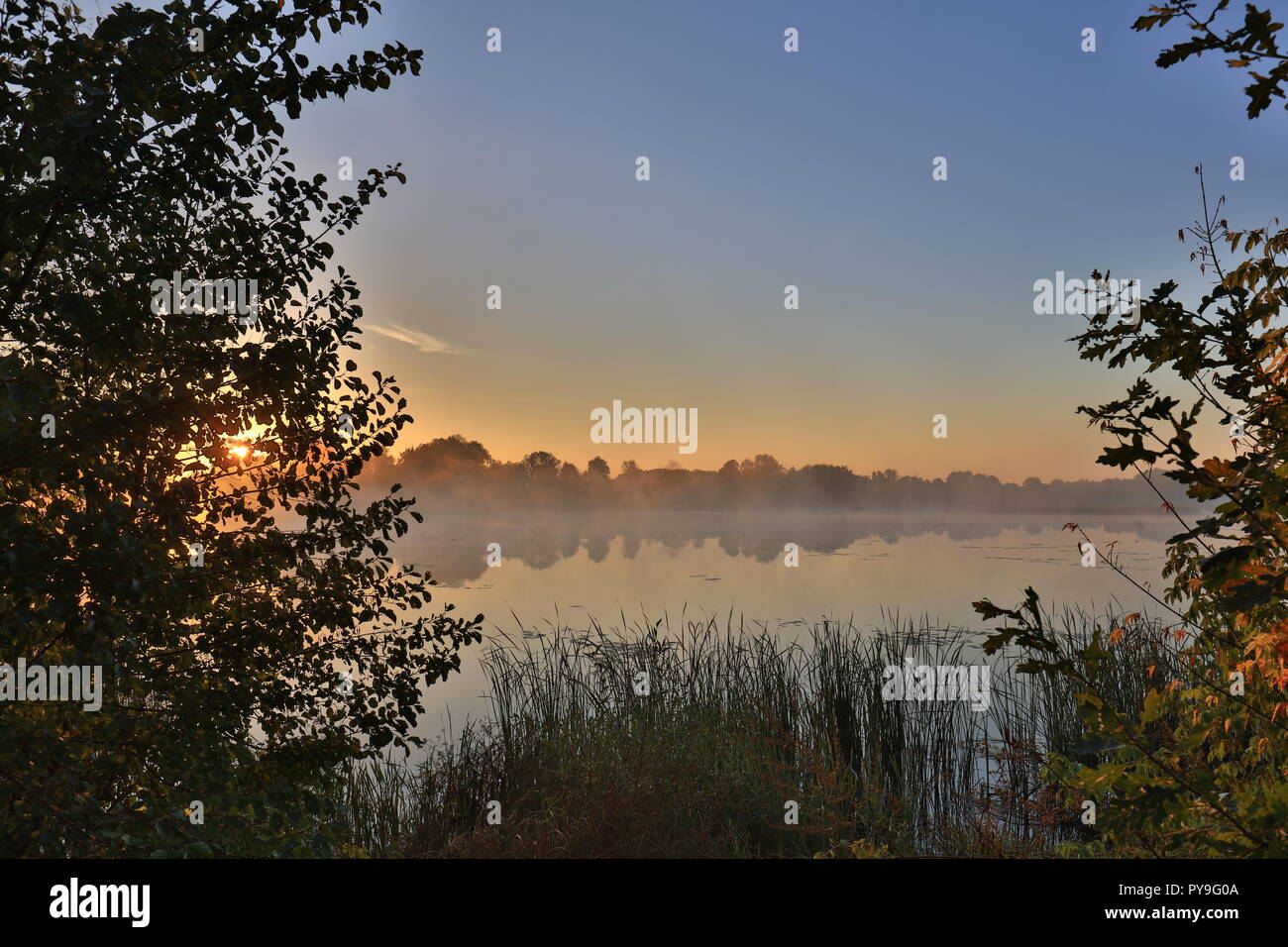 Am frühen Morgen, Sonnenaufgang über dem See. Ländliche Landschaft. HDR; Stockfoto