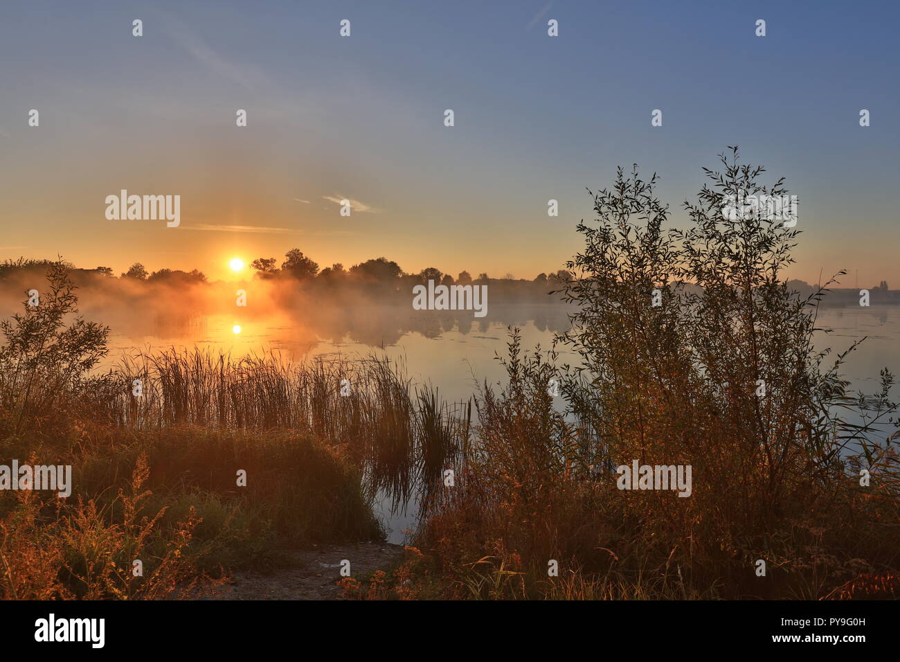 Am frühen Morgen, Sonnenaufgang über dem See. Ländliche Landschaft. HDR; Stockfoto