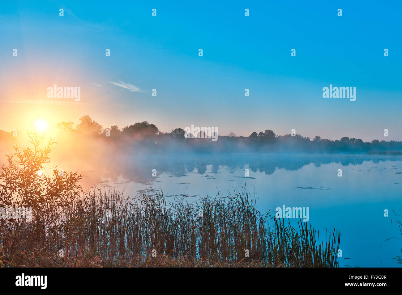 Am frühen Morgen, Sonnenaufgang über dem See. Ländliche Landschaft. HDR; Stockfoto