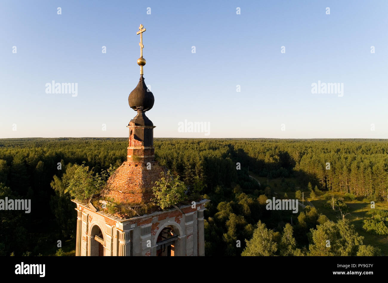 Fragment der Glockenturm der Kirche von St. Nicholas das Wonderworker im Dorf Argunovo. Region Moskau in Russland. Stockfoto