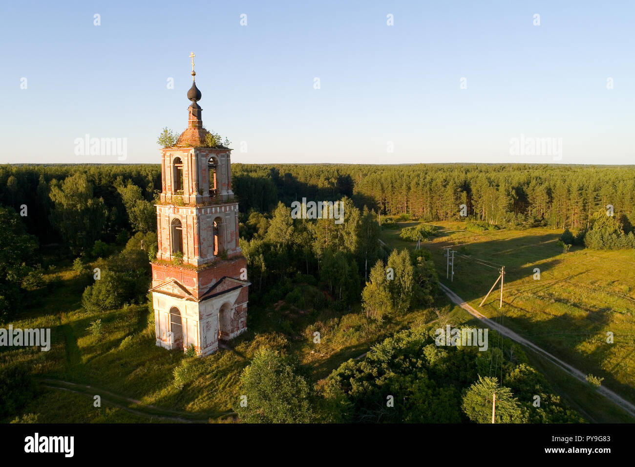 Der Glockenturm der Kirche von St. Nicholas das Wonderworker im Dorf Argunovo. Region Moskau in Russland. Stockfoto