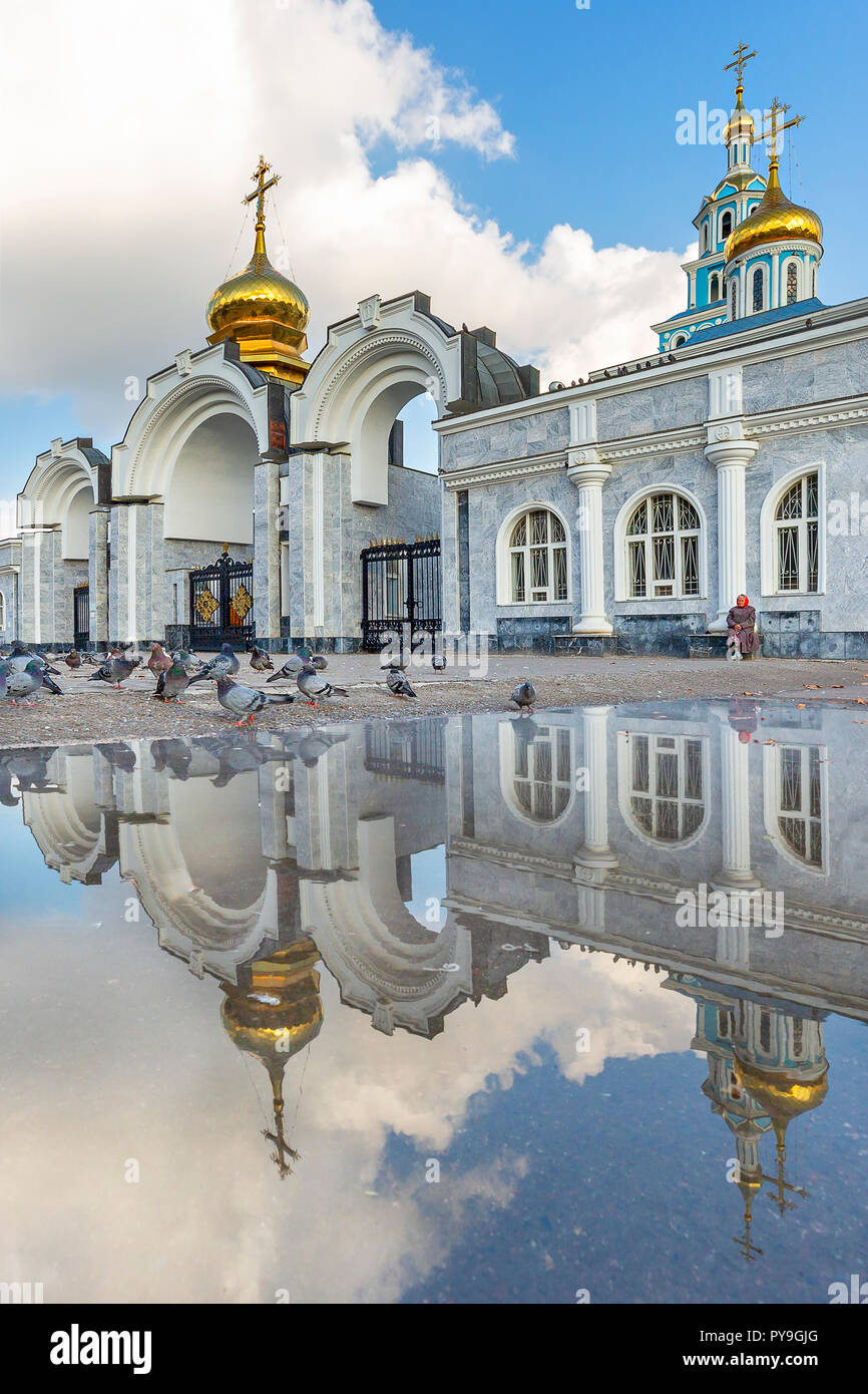 Russisch-orthodoxe Kirche und ihre Reflexion im Wasser, in Taschkent, Usbekistan Stockfoto