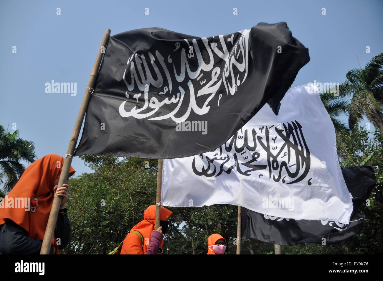 Jakarta, Indonesien - 13. Juni 2015: Die demonstranten den Tawhid Flagge in einem Muslimischen Rallye in Jakarta, Indonesien angehoben Stockfoto