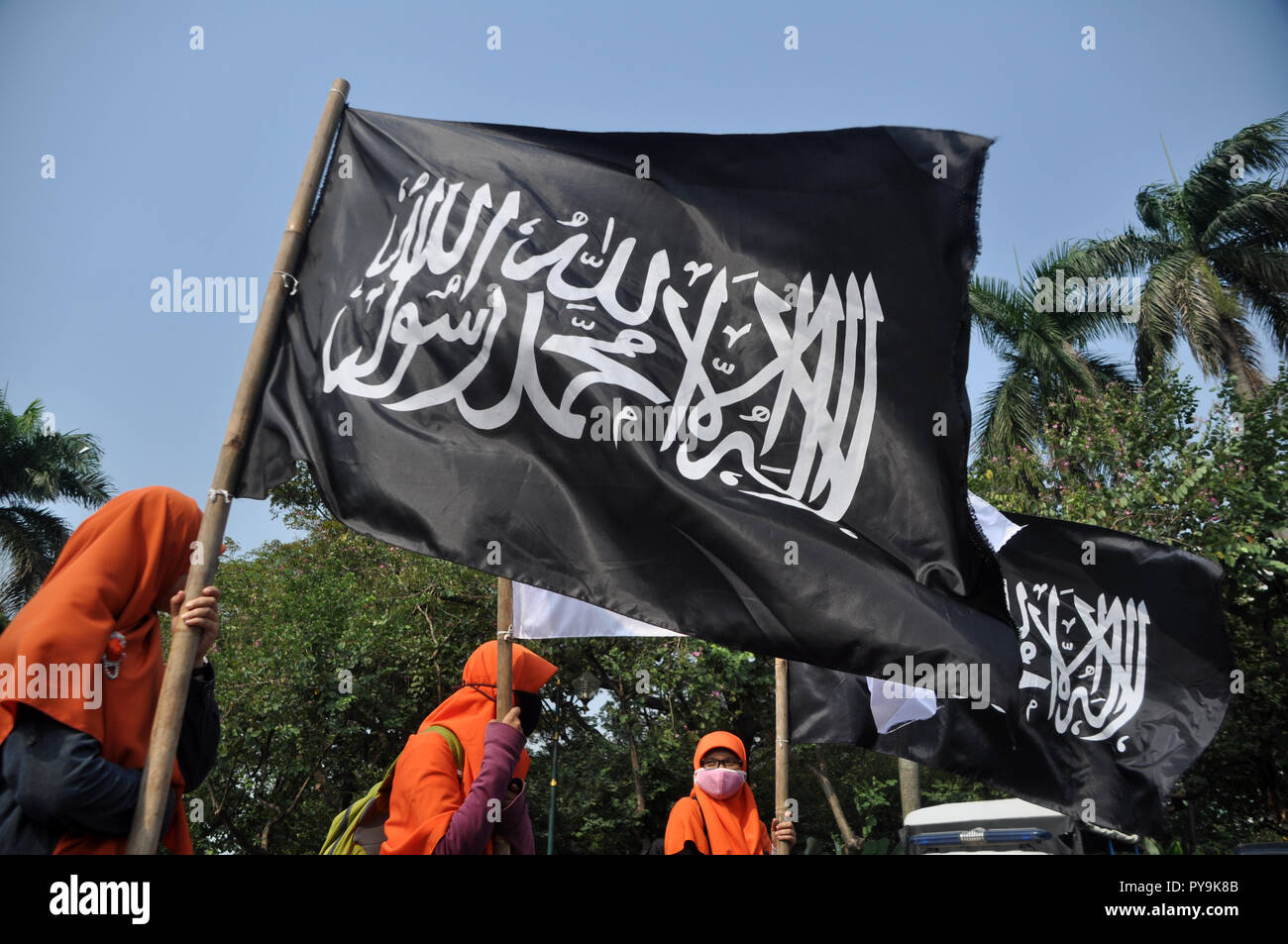 Jakarta, Indonesien - 13. Juni 2015: Die demonstranten den Tawhid Flagge in einem Muslimischen Rallye in Jakarta, Indonesien angehoben Stockfoto