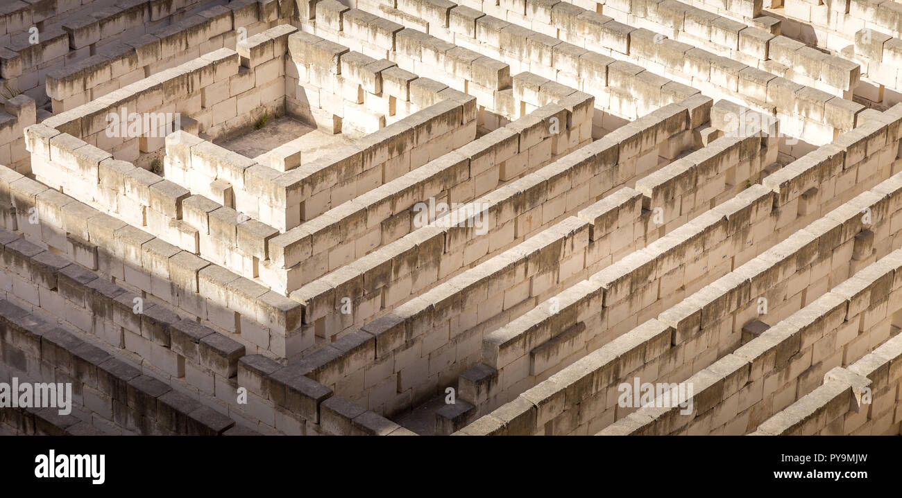 Labyrinth aus Stein: konzeptuelle für Frage, Freiheit und Reise Stockfoto