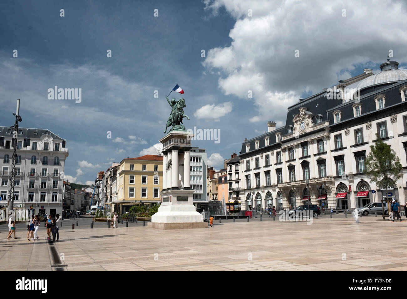 Clermont-Ferrand (Frankreich): "Place de la Place de Jaude' Platz im Zentrum der Stadt. In der Mitte, Statue von Vercingetorix Stockfoto