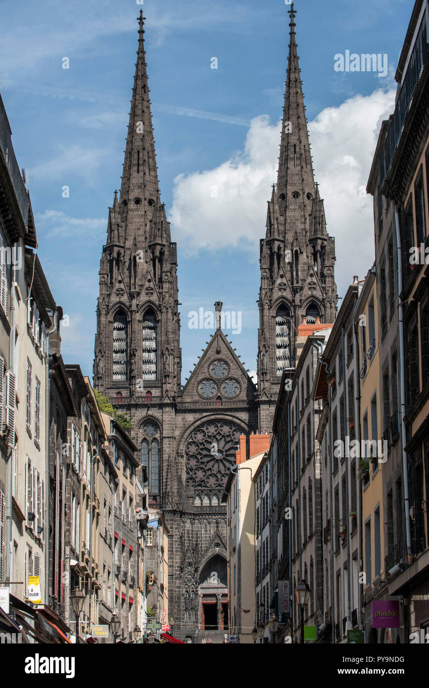 Clermont-Ferrand (Frankreich): "rue de Gras" Strasse im Zentrum der Stadt. In der Mitte, Clermont-Ferrand Kathedrale (Französisch: Cathedrale Notre-Dame- Stockfoto