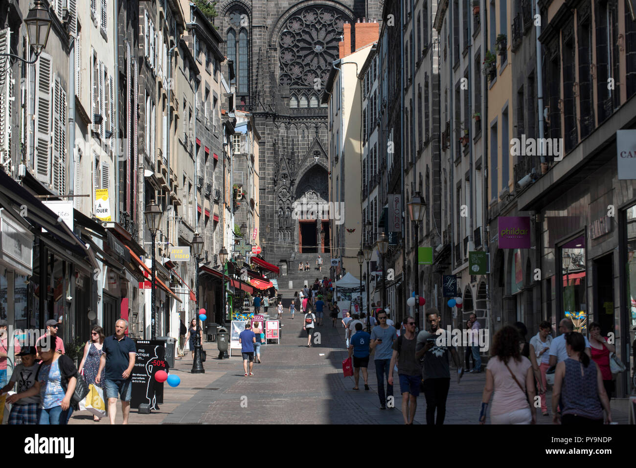 Clermont-Ferrand (Frankreich): "rue de Gras" Strasse im Zentrum der Stadt. Im Hintergrund die Kathedrale Unserer Lieben Frau von der Übernahme von Clermon Stockfoto