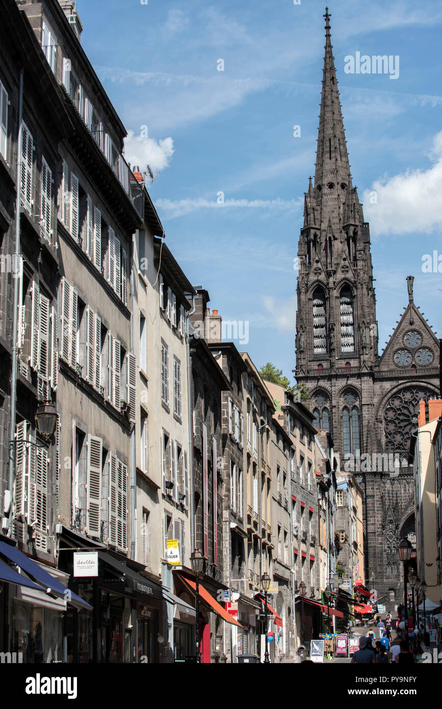Clermont-Ferrand (Frankreich): "rue de Gras" Strasse im Zentrum der Stadt. Im Hintergrund die Kathedrale Unserer Lieben Frau von der Übernahme von Clermon Stockfoto