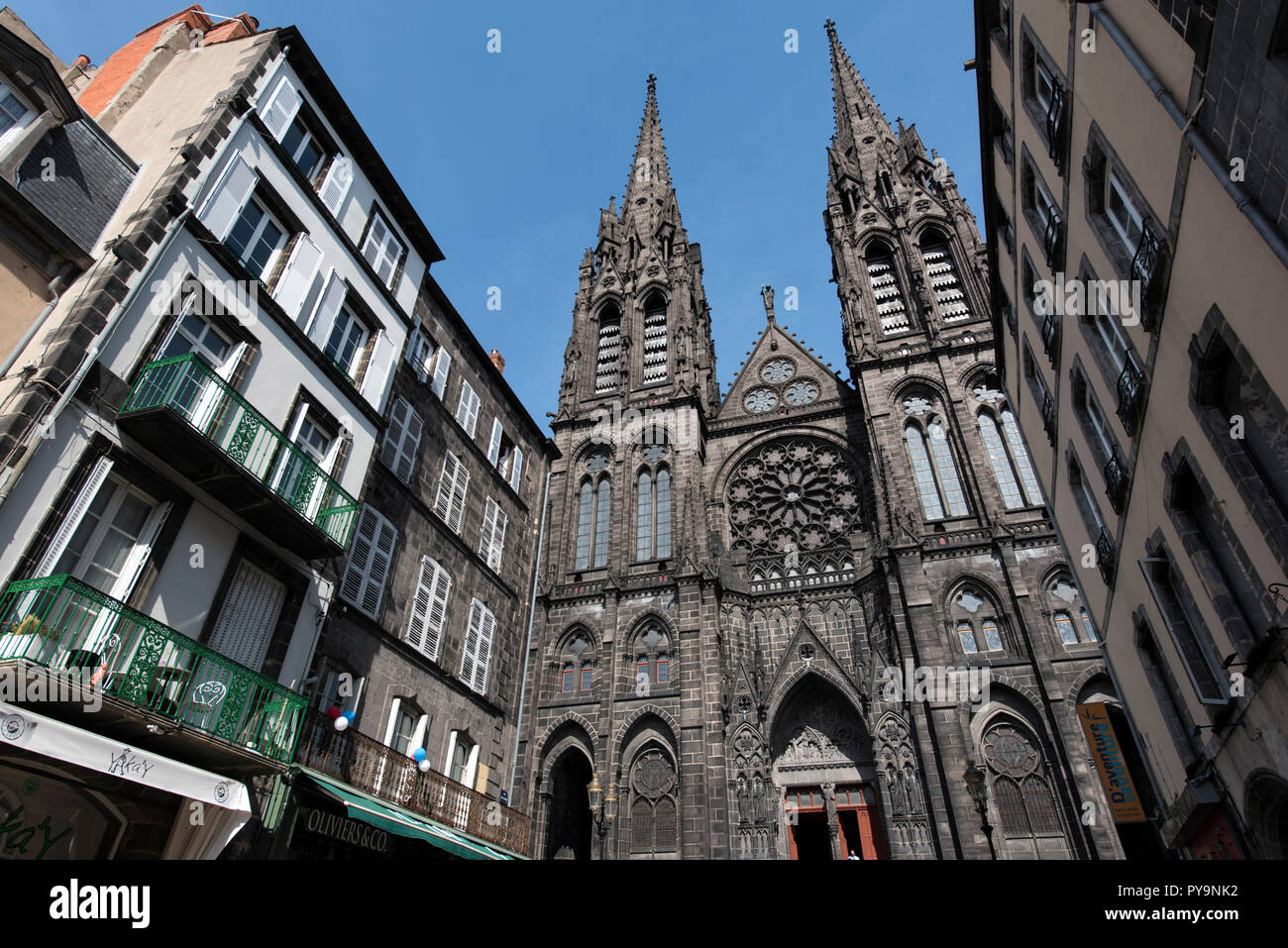 Clermont-Ferrand (Frankreich): "rue de Gras" Strasse im Zentrum der Stadt. In der Mitte, Clermont-Ferrand Kathedrale (Französisch: Cathedrale Notre-Dame- Stockfoto