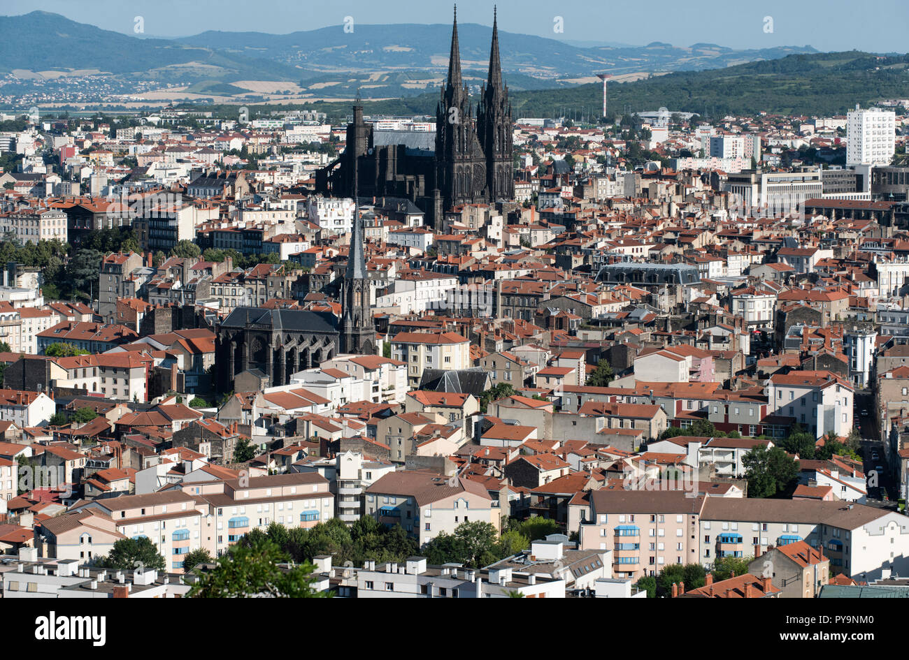 Clermont-Ferrand (Frankreich): Überblick über die Stadt. In der Mitte, Clermont-Ferrand Kathedrale (Französisch: Cathedrale Notre-Dame-de-l'Assomption de C Stockfoto