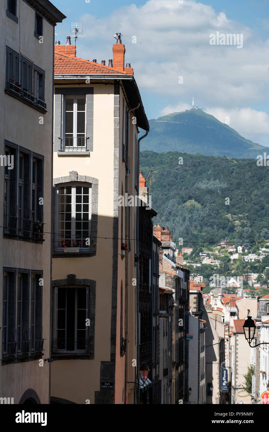 Clermont-Ferrand (Frankreich): "rue de Gras" Strasse im Zentrum der Stadt. In den Hintergrund, die 'Puy de Lava dome DOME' Stockfoto