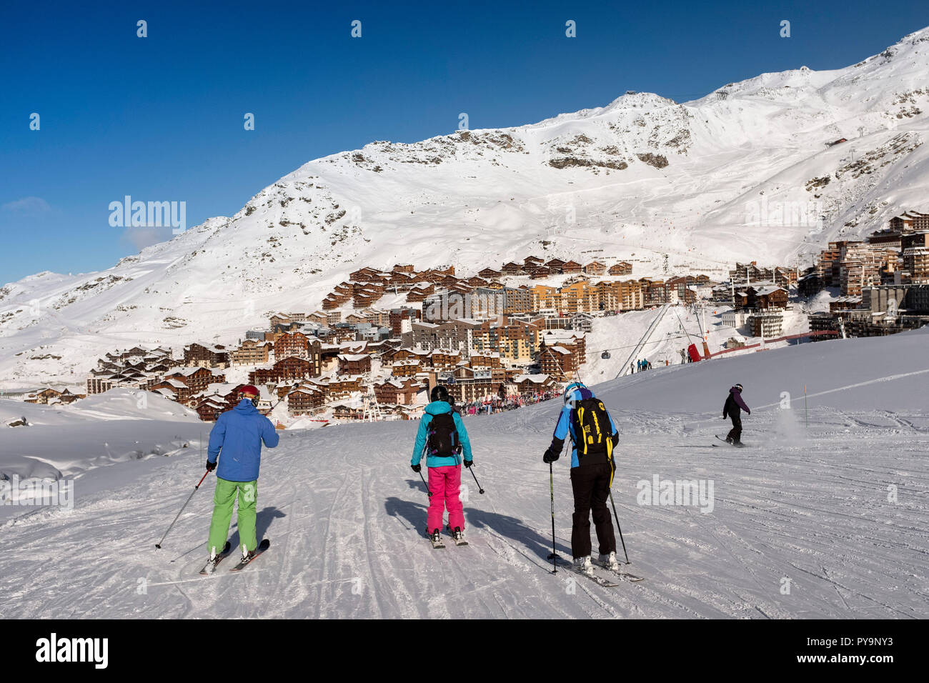 Die Skifahrer auf den Pisten Skigebiet von Val Thorens in den französischen Alpen, La Vanoise, Tarentaise, Savoyen. Stockfoto
