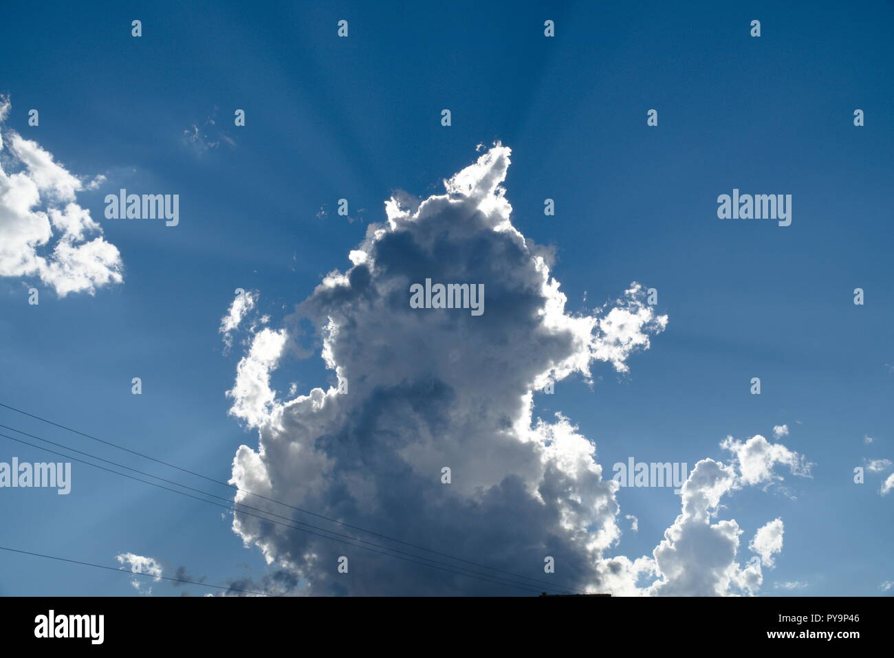 Die Sonne Scheint Hinter Einer Weissen Wolke In Der Unteren Linken