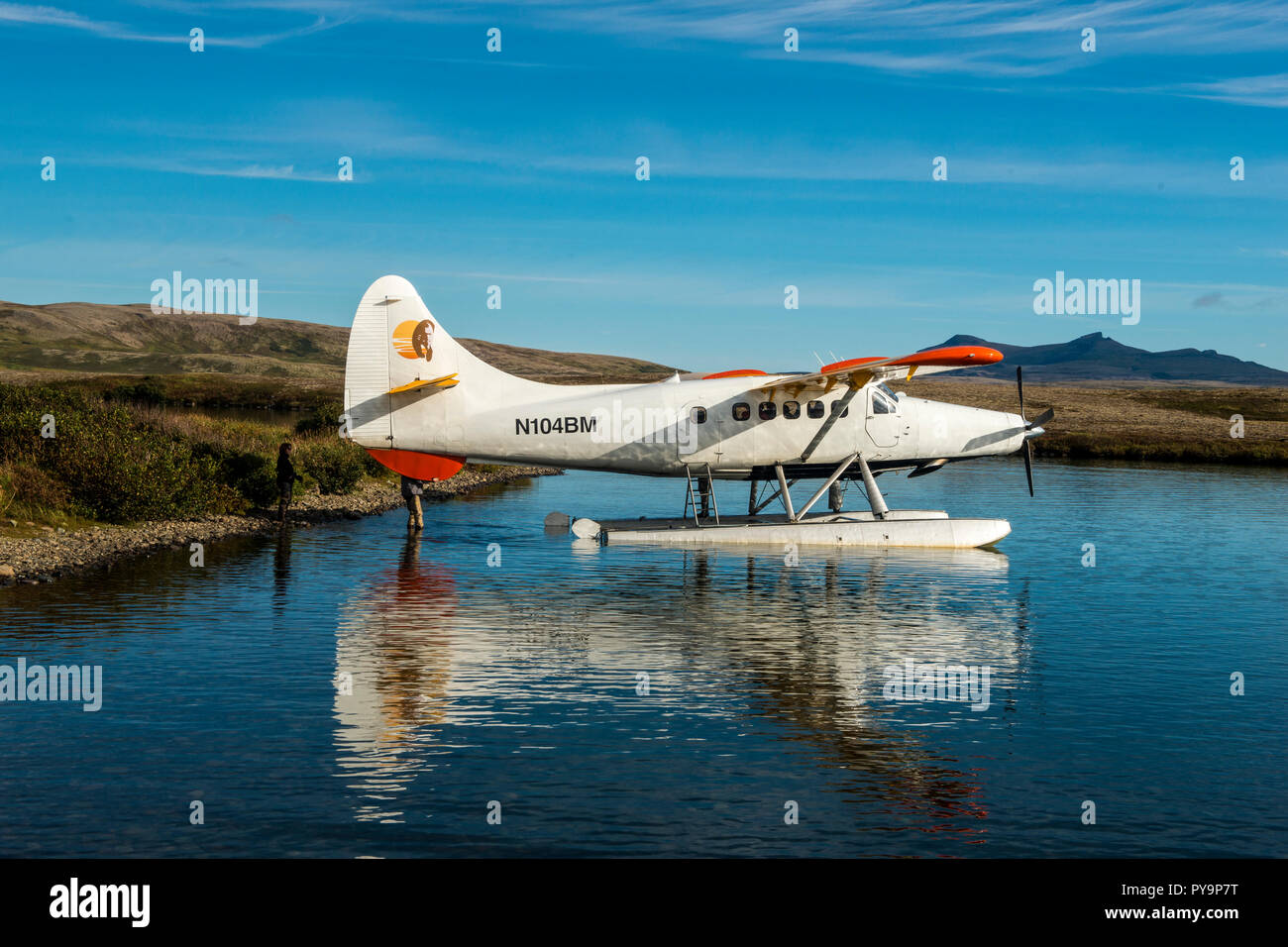 Wasserflugzeug in der Nähe von Moraine Creek (Fluss), Katmai National Park, Alaska, USA. Stockfoto