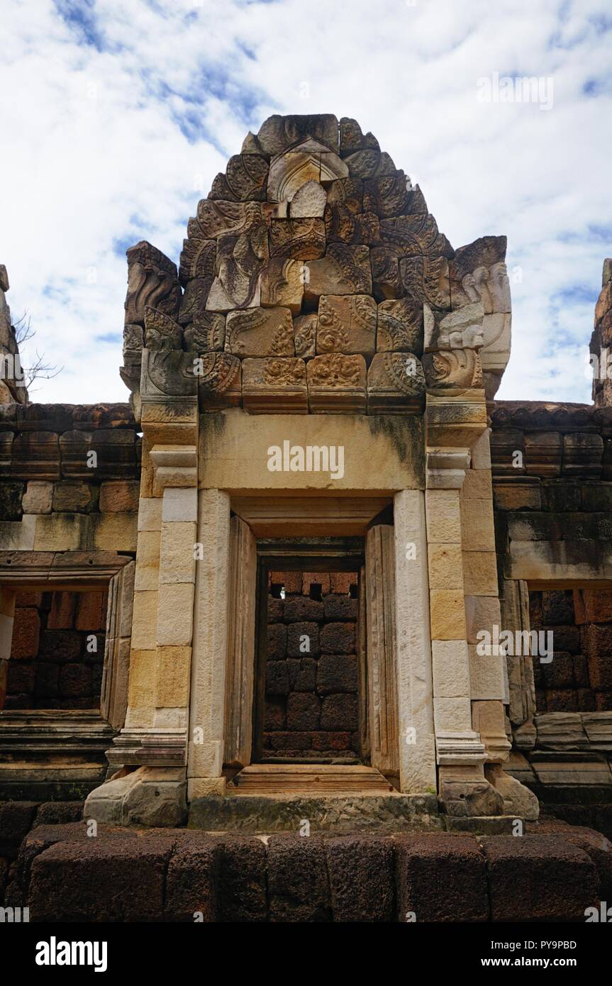 Ein Fenster der Galerie der alten Khmer Tempel Prasat Sdok Kok Thom, gebaut aus rotem Sandstein und Laterit in Sa Kaeo Provinz von Thailand Stockfoto