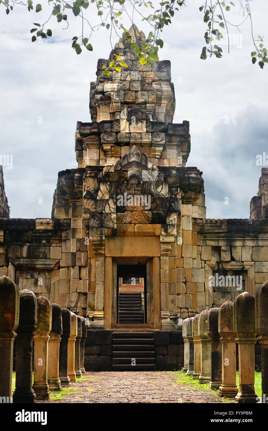 Laterit gepflasterten Gehweg mit Stein Beiträge an die Tore des Innenhofes des alten Khmer Tempel Prasat Sdok Kok Thom, Sa Kaeo Provinz von Thailand Stockfoto