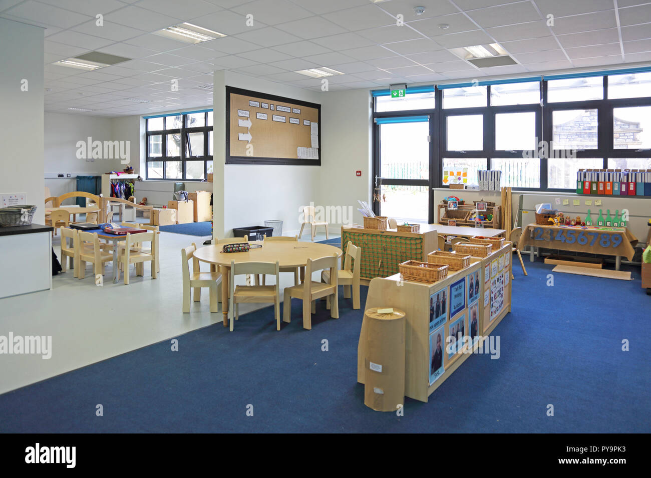 Innenansicht eines Kindergartenklasssraums in einer neuen Londoner Grundschule. Zeigt natürliche Holzmöbel.leer, keine Pupillen. Stockfoto