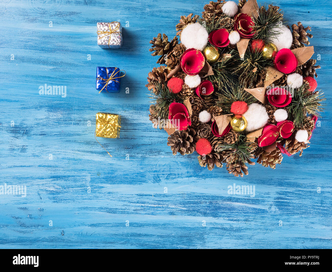 Weihnachten Kranz in Handarbeit auf einer hölzernen Hintergrund. Festliche Lichter von Garland. Stockfoto
