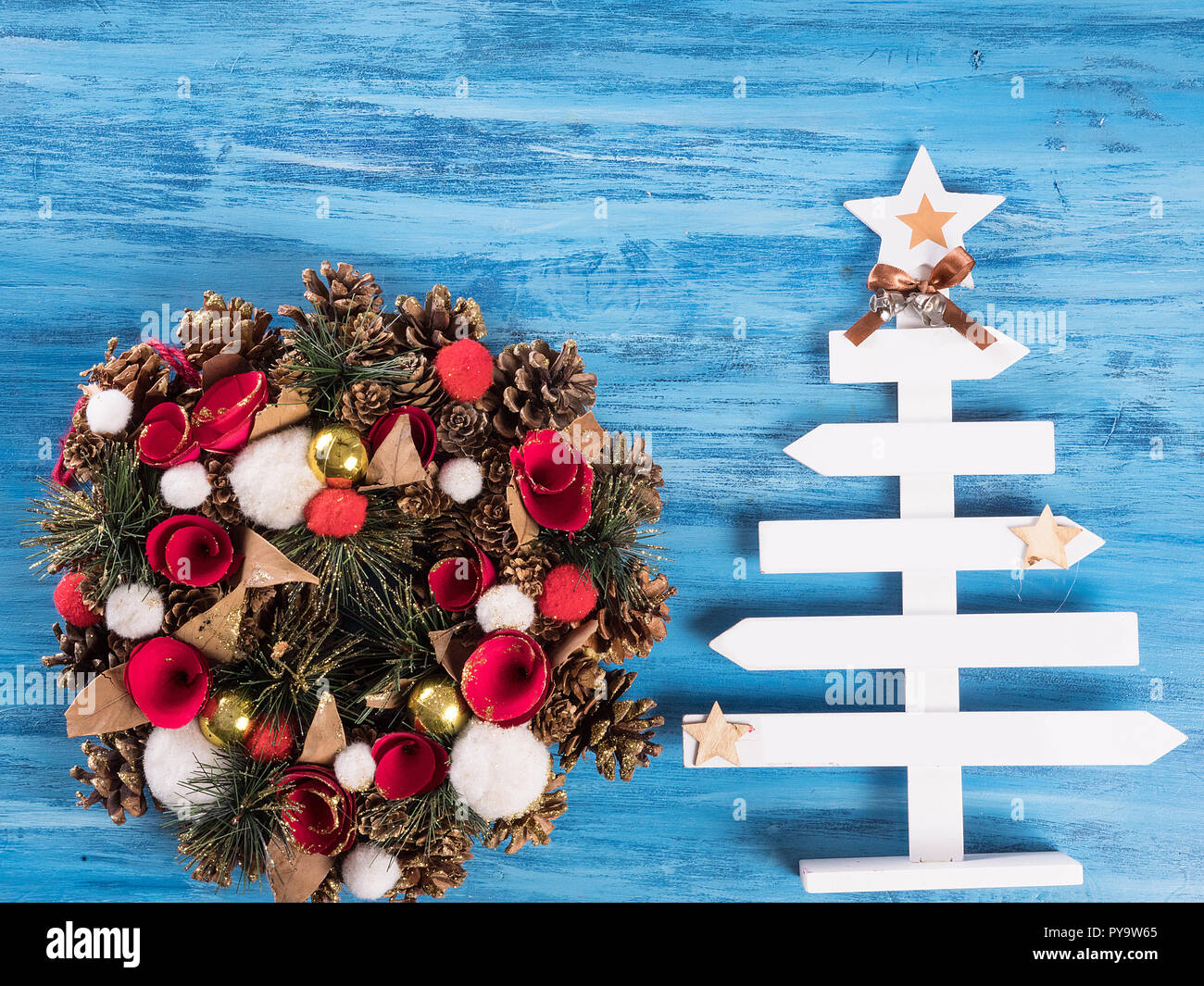 Schöne Weihnachten Kranz mit festlicher Dekoration auf Blue vintage backgtround. Vorbereitung für den Urlaub. Stockfoto