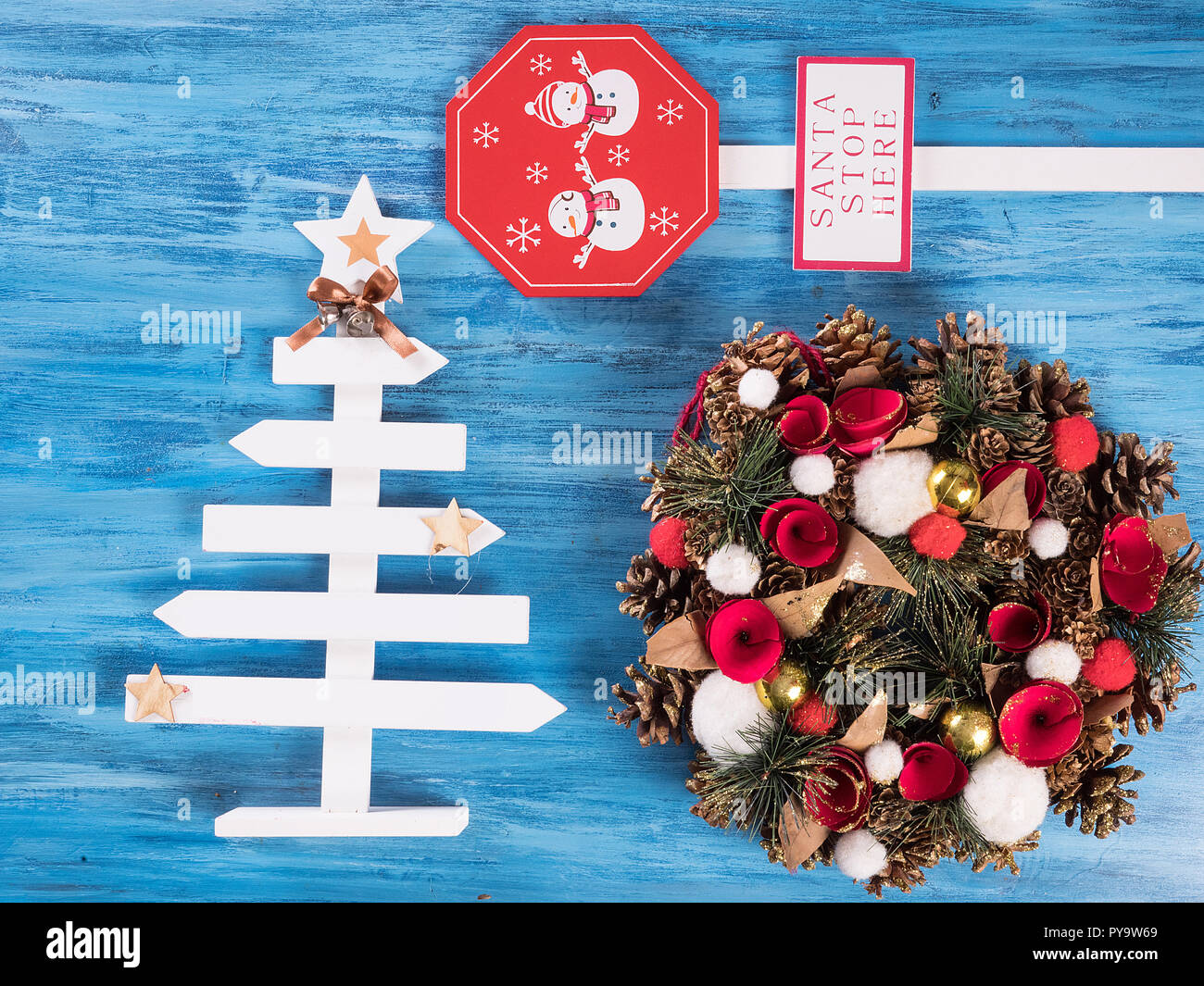 Schöne Weihnachten Kranz mit festlicher Dekoration auf Blue vintage backgtround. Vorbereitung für den Urlaub. Stockfoto