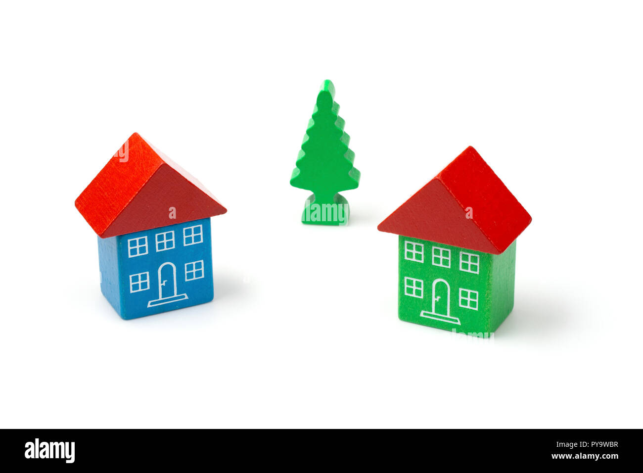 Zwei hölzerne Blockhäuser mit einem Baum in der Mitte Stockfoto