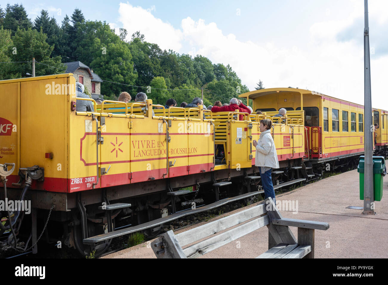 Gelbe Zug, Train Jaune, alte open air touristische Waggons ermöglicht den Insassen einen besseren Blick während der Fahrt durch die Pyrenäen Stockfoto