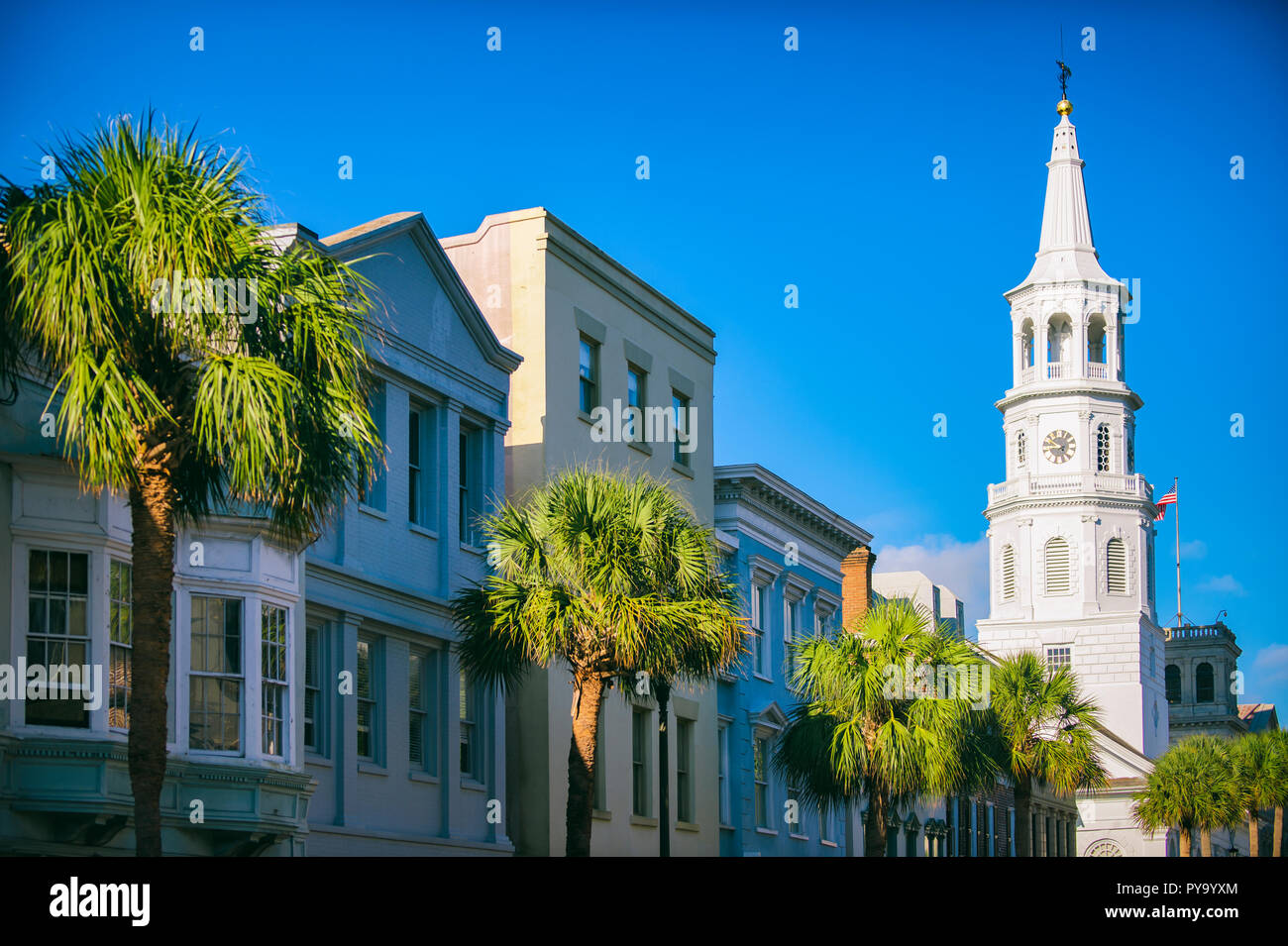 Szenische morgen Blick auf die Skyline von bunten traditionellen südlichen Architektur, die auf eine historische Straße mit Palmetto Palmen in Charleston, South Carolina, USA Stockfoto