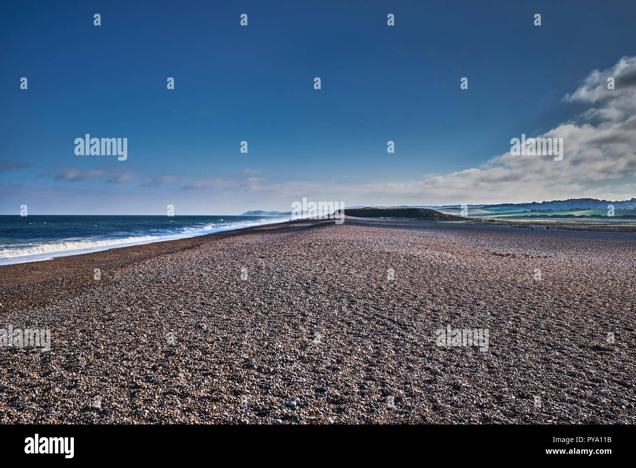 Kieselstrand mit Meer und Land, Lehm auf Meer, Norfolk, England, Großbritannien Stockfoto