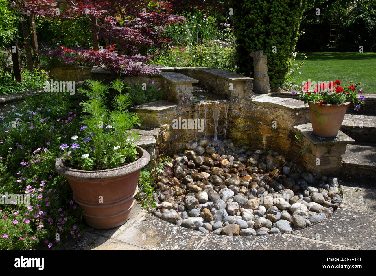 Stein Wasser Funktion mit Kieselsteinen in einem englischen Garten, England, Europa Stockfoto