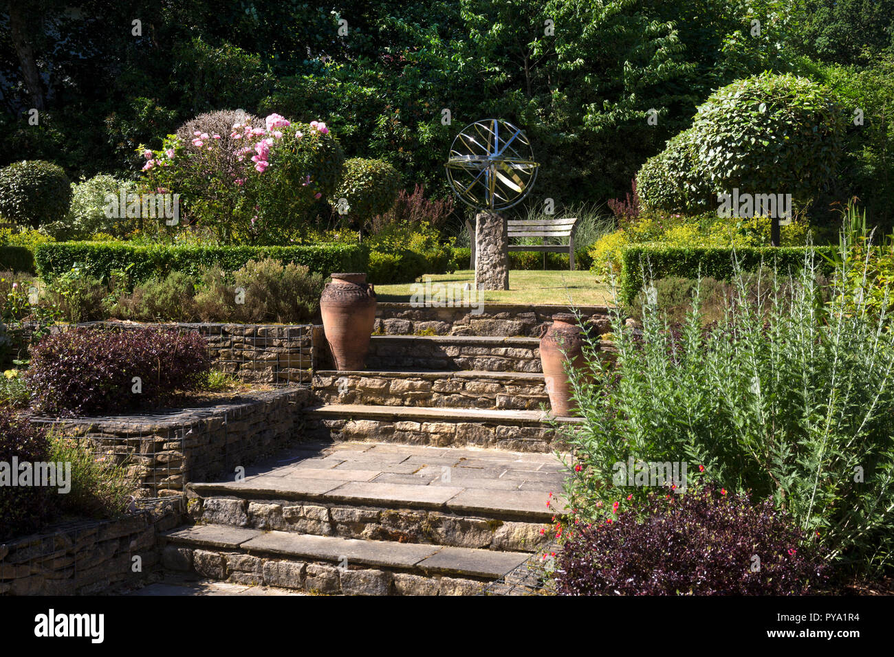 Stein weg Schritte in Englischer Garten mit Sonnenuhr und Terrakottavasen, England, Europa Stockfoto