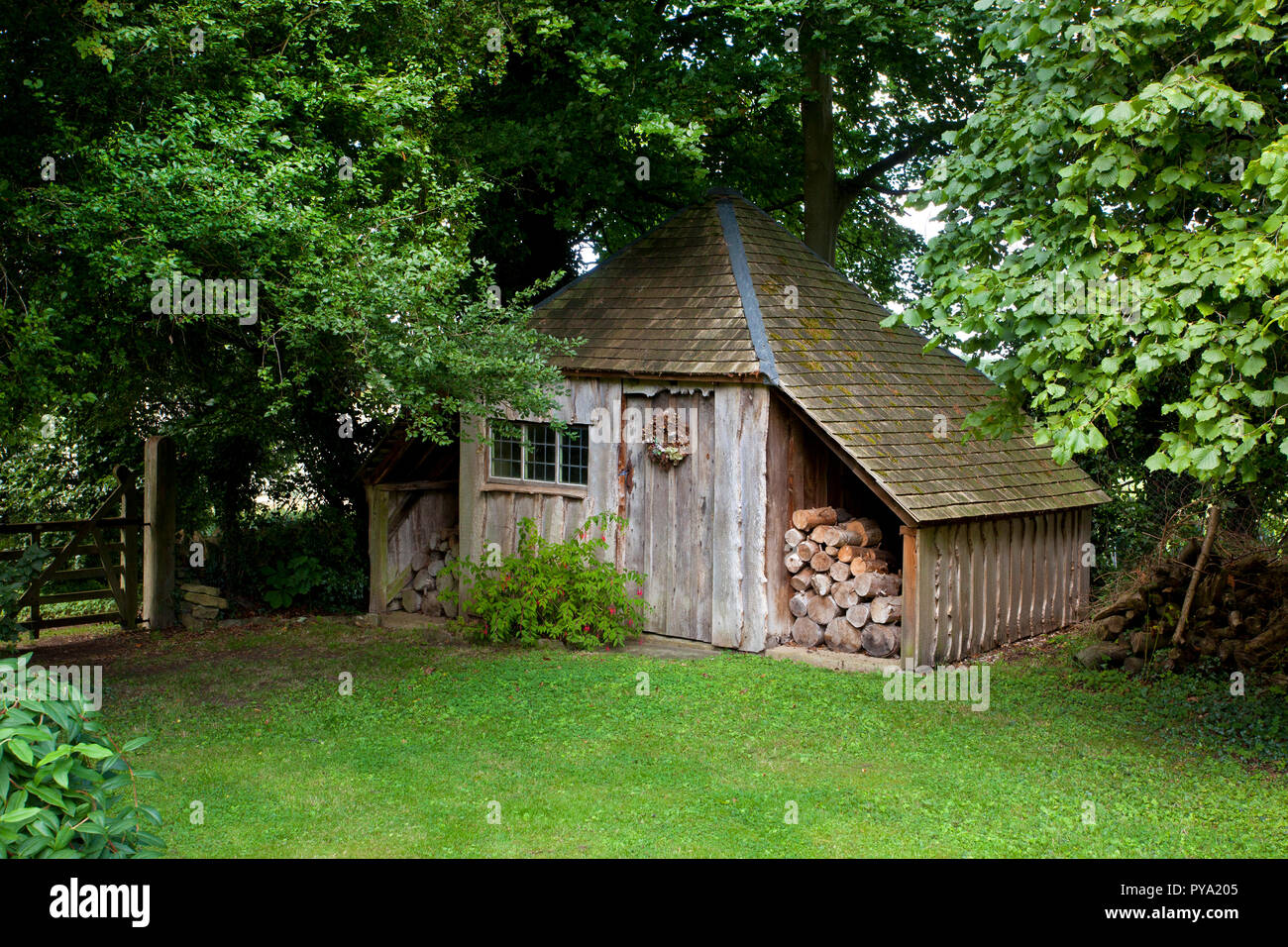 Alte hölzerne Gärtner Schuppen mit Log-in Englischer Garten, England, Europa Stockfoto