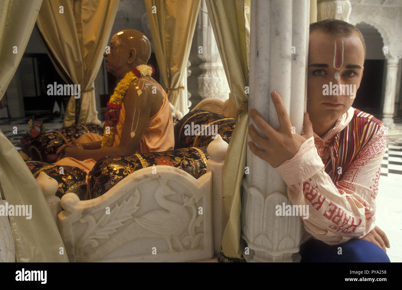 Boy George of Culture Club in einem Hindu-Schrein in Juhu in der Nähe von Bombay - Mumbai - Indien. Er trägt einen Tilaka auf seiner Stirn Stockfoto