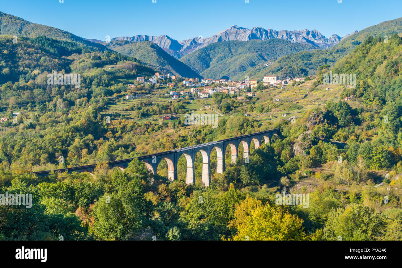 Idyllische Landschaft mit der Ortschaft Poggio und die Apuanischen Alpen im Hintergrund. Provinz Lucca, Toskana, Italien. Stockfoto
