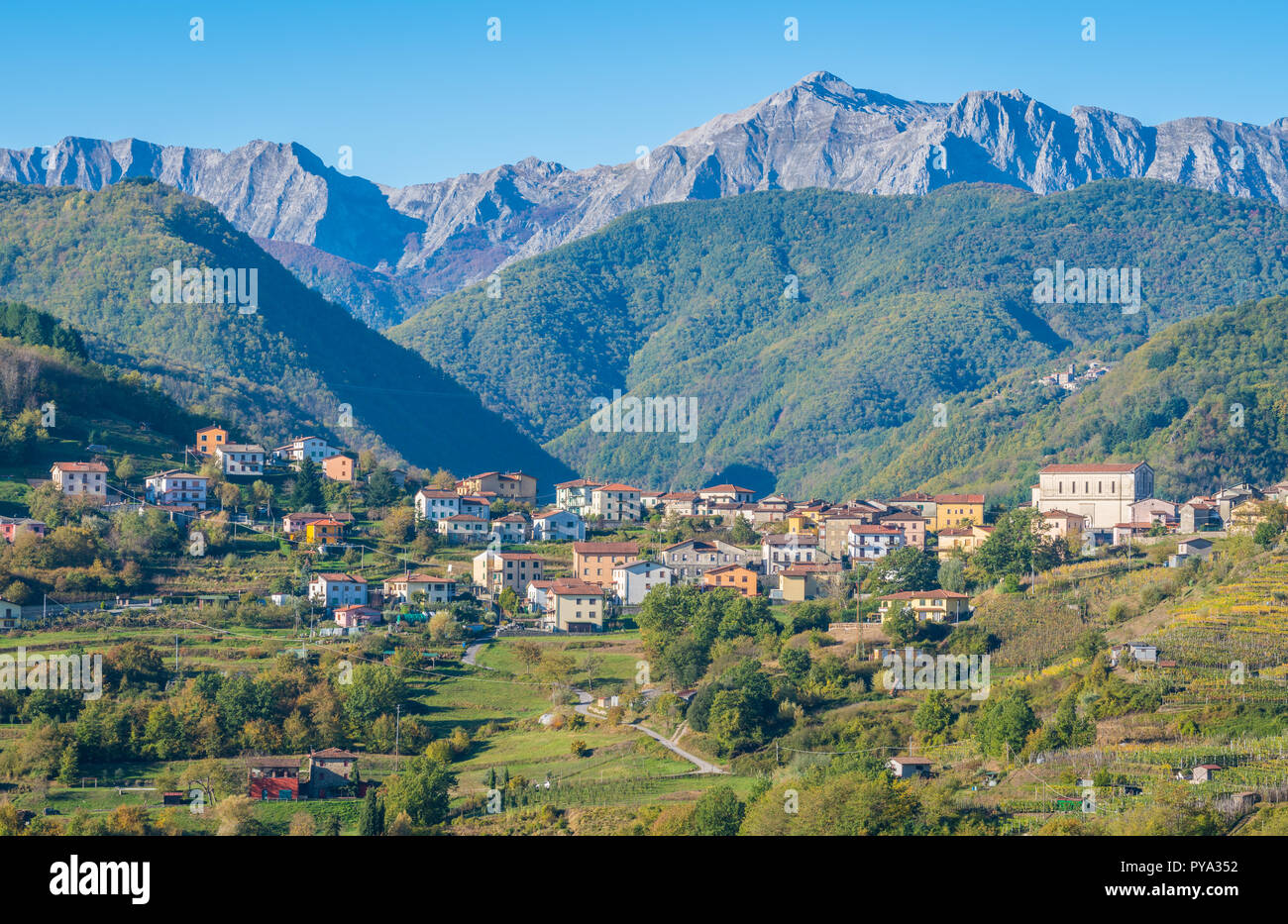 Idyllische Landschaft mit der Ortschaft Poggio und die Apuanischen Alpen im Hintergrund. Provinz Lucca, Toskana, Italien. Stockfoto