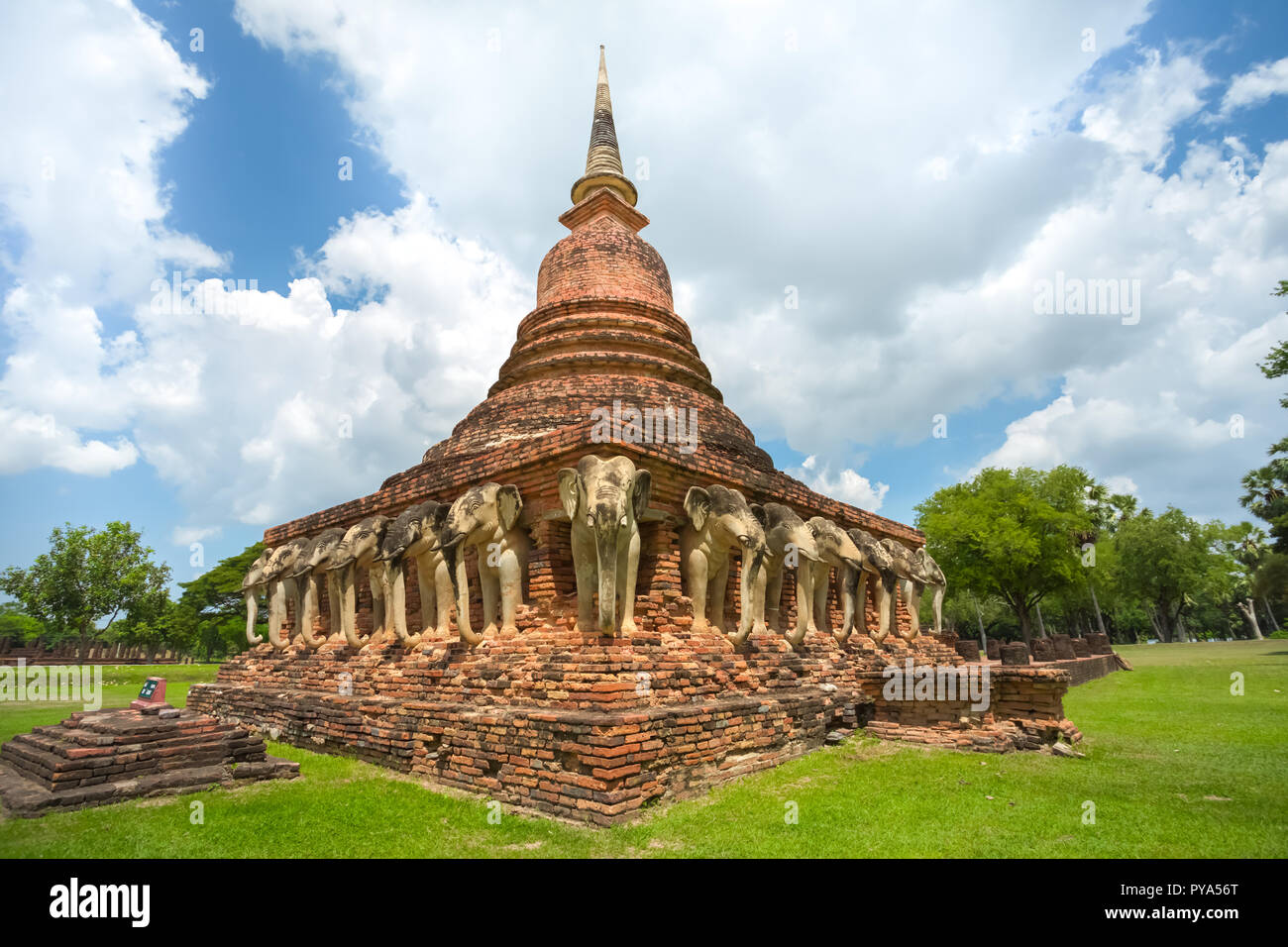 UNESCO-Weltkulturerbe Wat Sorasak in Sukhothai, Thailand. Stockfoto