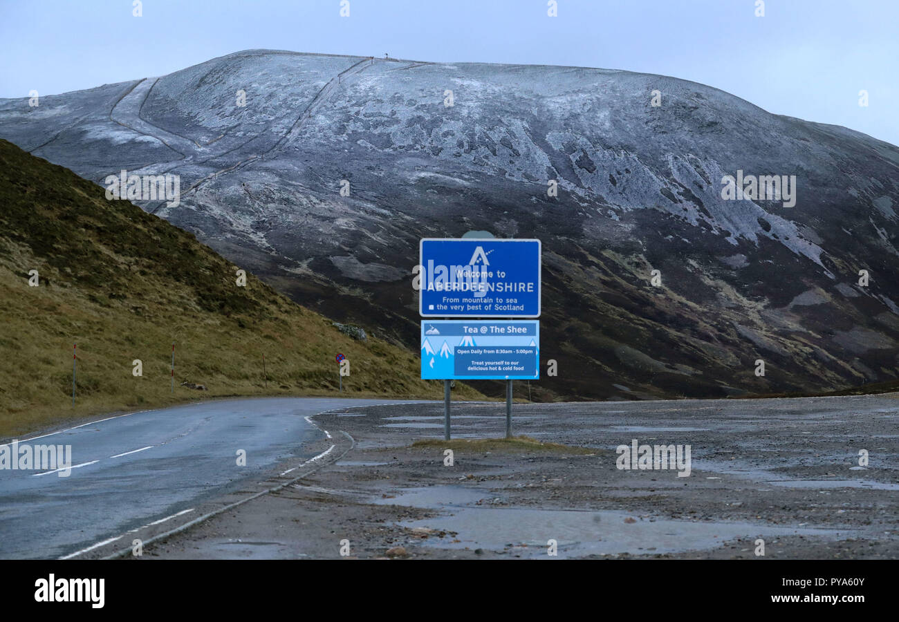 Der Gipfel des Cairnwell in Glenshee hat seinen ersten Abstauben des Schnees in die Cairngorm National Park. Stockfoto