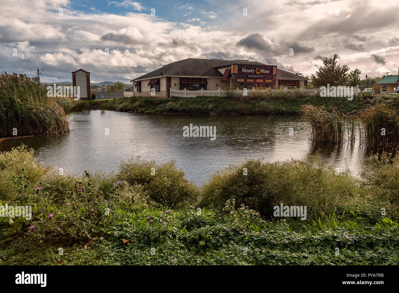 NEW HARTFORD, NEW YORK - Oct 10, 2018: 99 Restaurants, Pub Kette der klassische amerikanische Gerichte wie Burger, Flügel und Salate, auf 8675 Clinton. Stockfoto