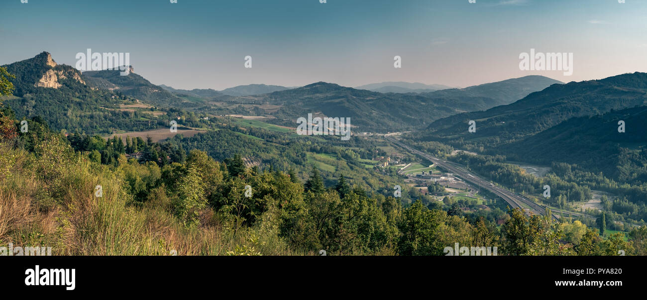 Panoramablick auf das Tal des Fluss Setta zwischen Bologna und Florenz. Sasso Marconi, Provinz Bologna, Italien. Stockfoto